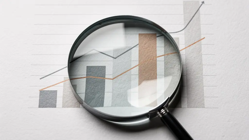 Vue macro de graphiques financiers avec loupe analysant des indicateurs de performance